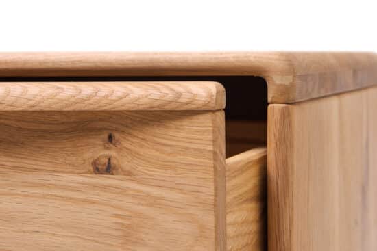 Dubová masivní komoda Bara 5Z nabízí pět prostorných zásuvek se systémem soft close v elegantním designu se zaoblenými hranami a stylovými nohami. Povrch je ošetřen přírodním olejem ADLER Legno Dura-Öl, který zvýrazňuje krásu dubového dřeva a zajišťuje snadnou údržbu.