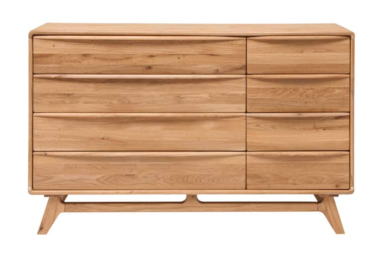 Dubová masivní komoda Bara 8Z vám nabídne osm prostorných zásuvek pro dokonalý pořádek ve vašem interiéru. Elegantní design a masivní provedení zajistí, že se stane stylovým a praktickým doplňkem každé domácnosti.“