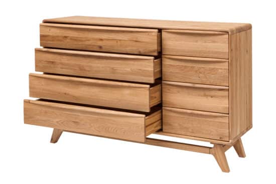 Dubová masivní komoda Bara 8Z vám nabídne osm prostorných zásuvek pro dokonalý pořádek ve vašem interiéru. Elegantní design a masivní provedení zajistí, že se stane stylovým a praktickým doplňkem každé domácnosti.“