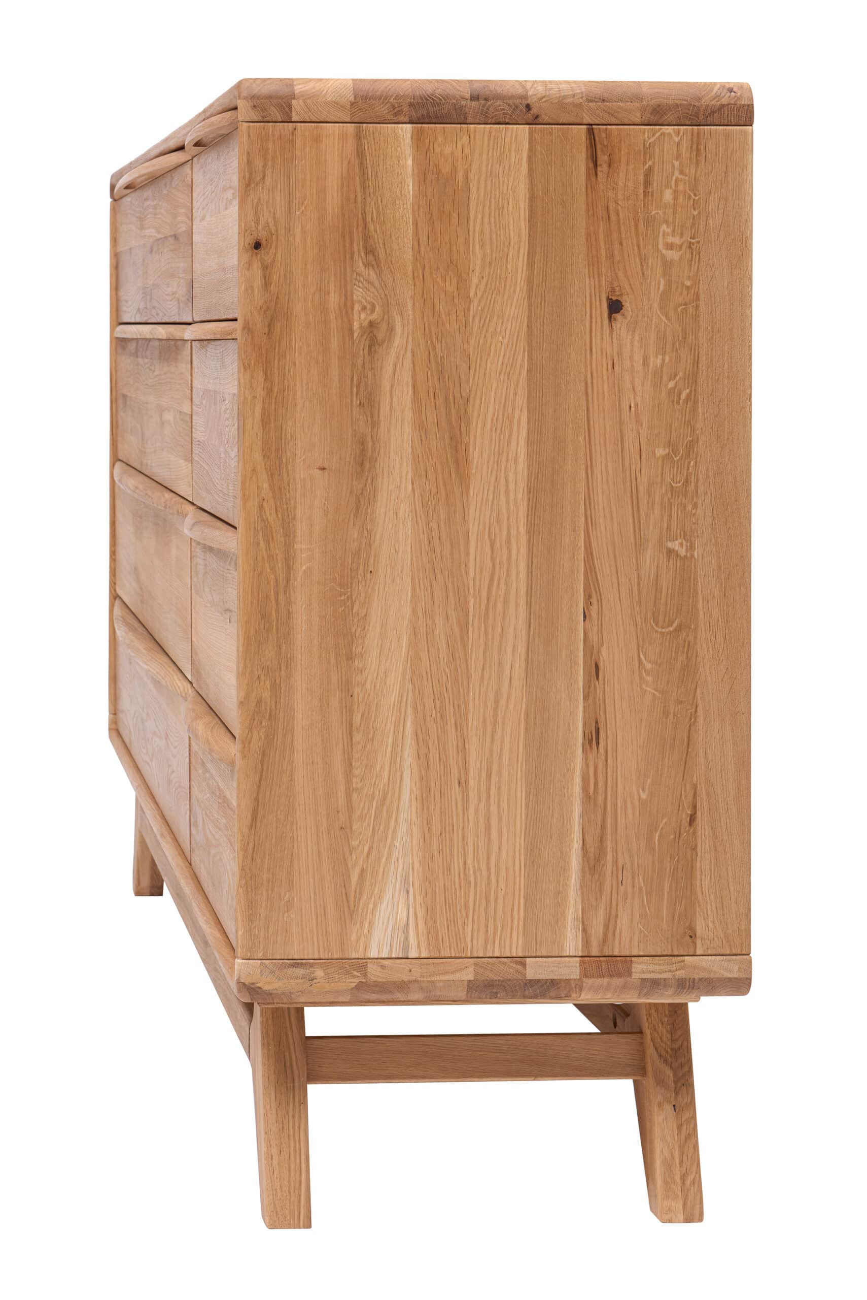 Dubová masivní komoda Bara 8Z vám nabídne osm prostorných zásuvek pro dokonalý pořádek ve vašem interiéru. Elegantní design a masivní provedení zajistí, že se stane stylovým a praktickým doplňkem každé domácnosti.“