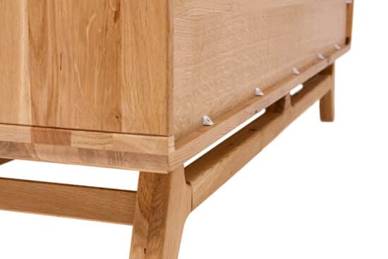 Dubová masivní komoda Bara 8Z vám nabídne osm prostorných zásuvek pro dokonalý pořádek ve vašem interiéru. Elegantní design a masivní provedení zajistí, že se stane stylovým a praktickým doplňkem každé domácnosti.“