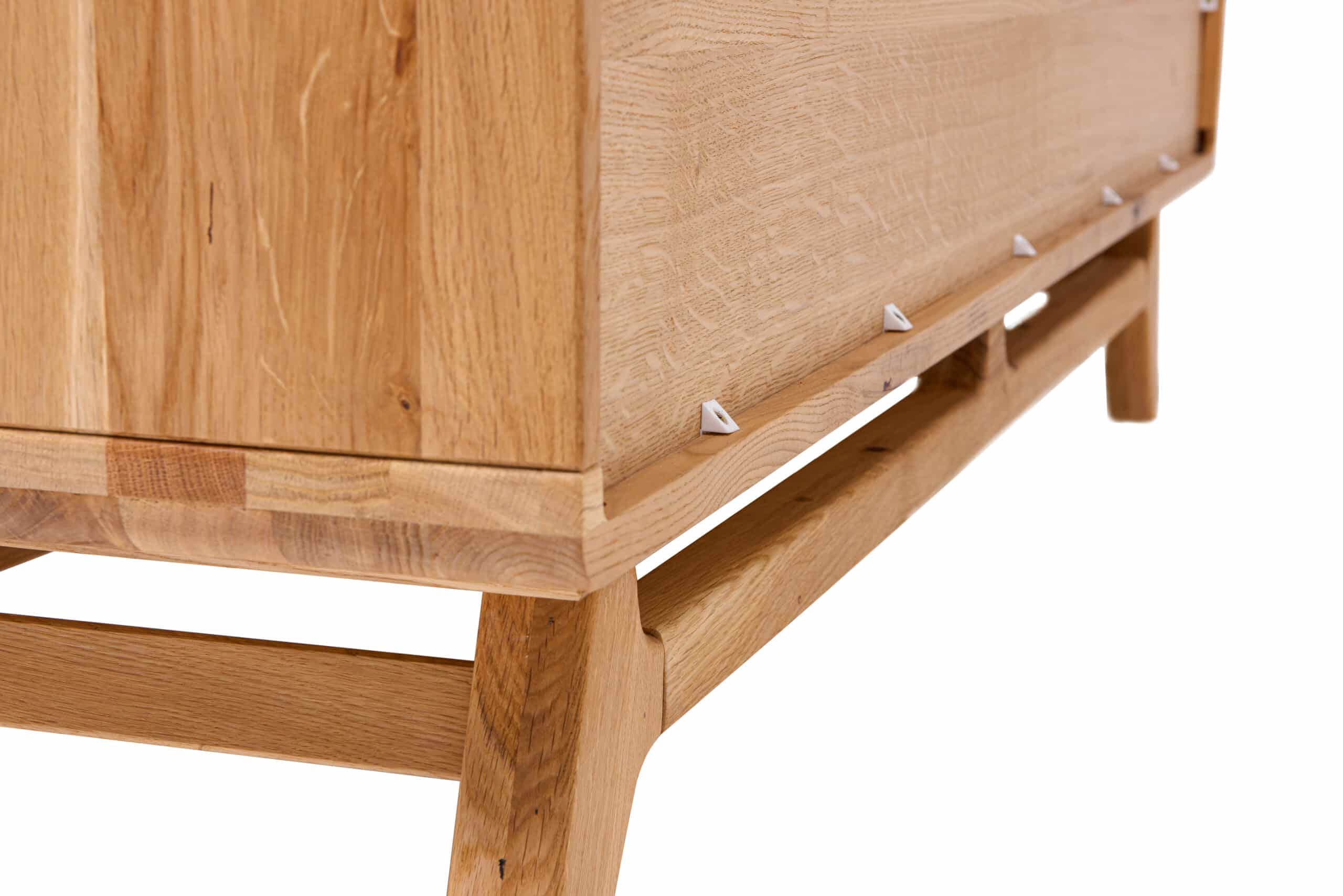 Dubová masivní komoda Bara 8Z vám nabídne osm prostorných zásuvek pro dokonalý pořádek ve vašem interiéru. Elegantní design a masivní provedení zajistí, že se stane stylovým a praktickým doplňkem každé domácnosti.“