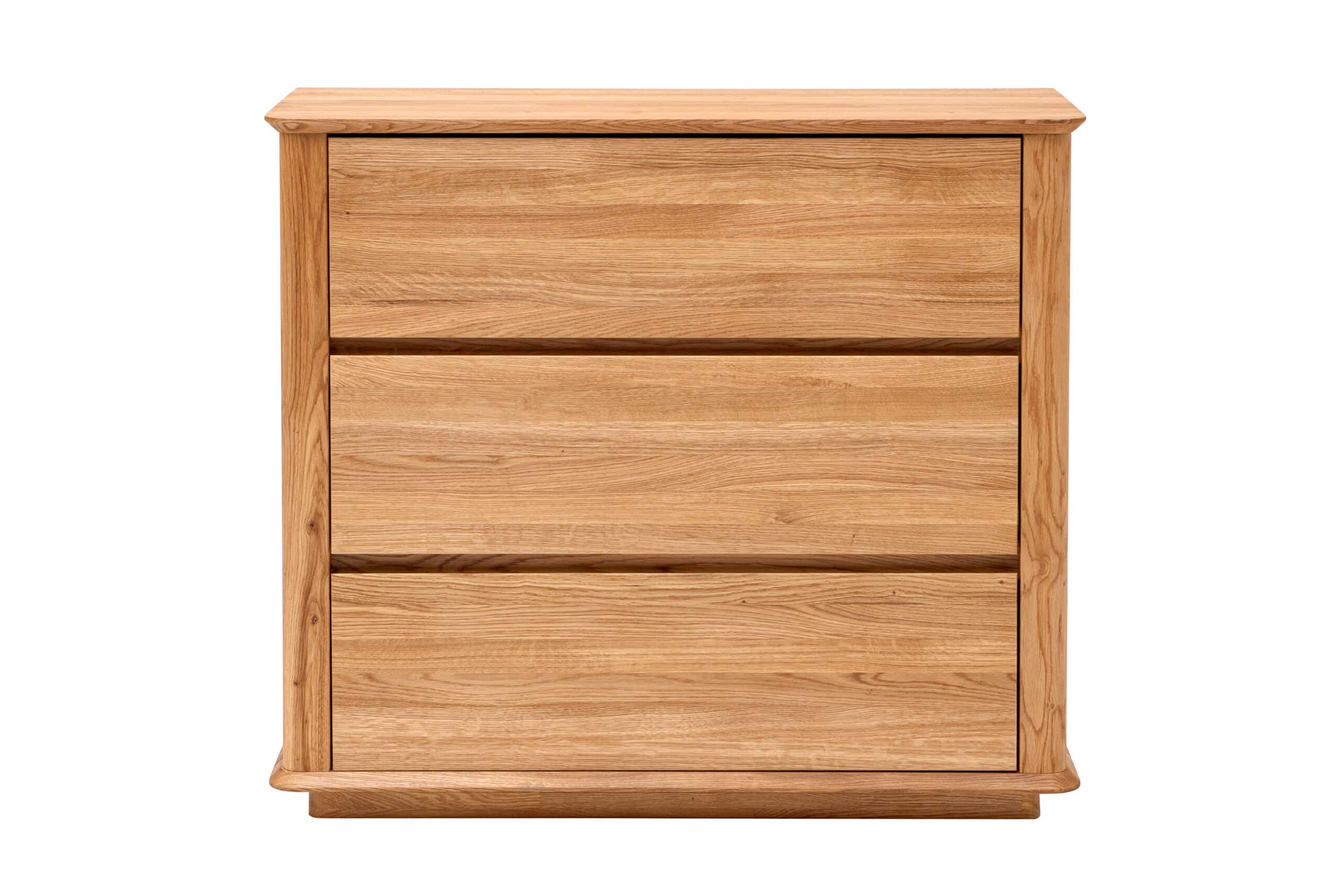 Komoda Celin 3Z z masivního dubového dřeva nabízí nadčasový design a tři prostorné zásuvky se systémem soft close. Přirozená kresba dubu, oblé hrany a minimalistické úchyty z ní dělají elegantní doplněk do každého interiéru.