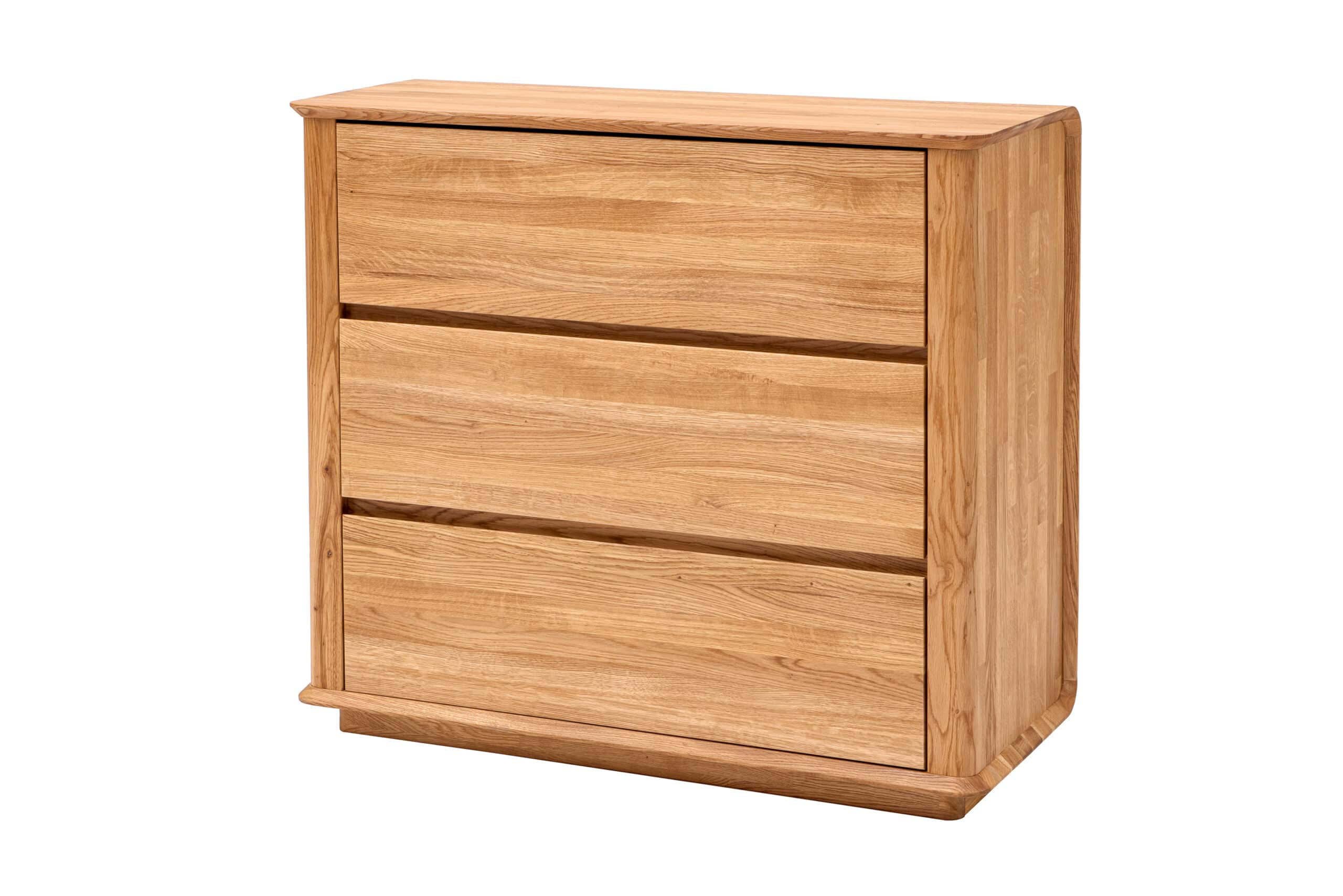 Komoda Celin 3Z z masivního dubového dřeva nabízí nadčasový design a tři prostorné zásuvky se systémem soft close. Přirozená kresba dubu, oblé hrany a minimalistické úchyty z ní dělají elegantní doplněk do každého interiéru.