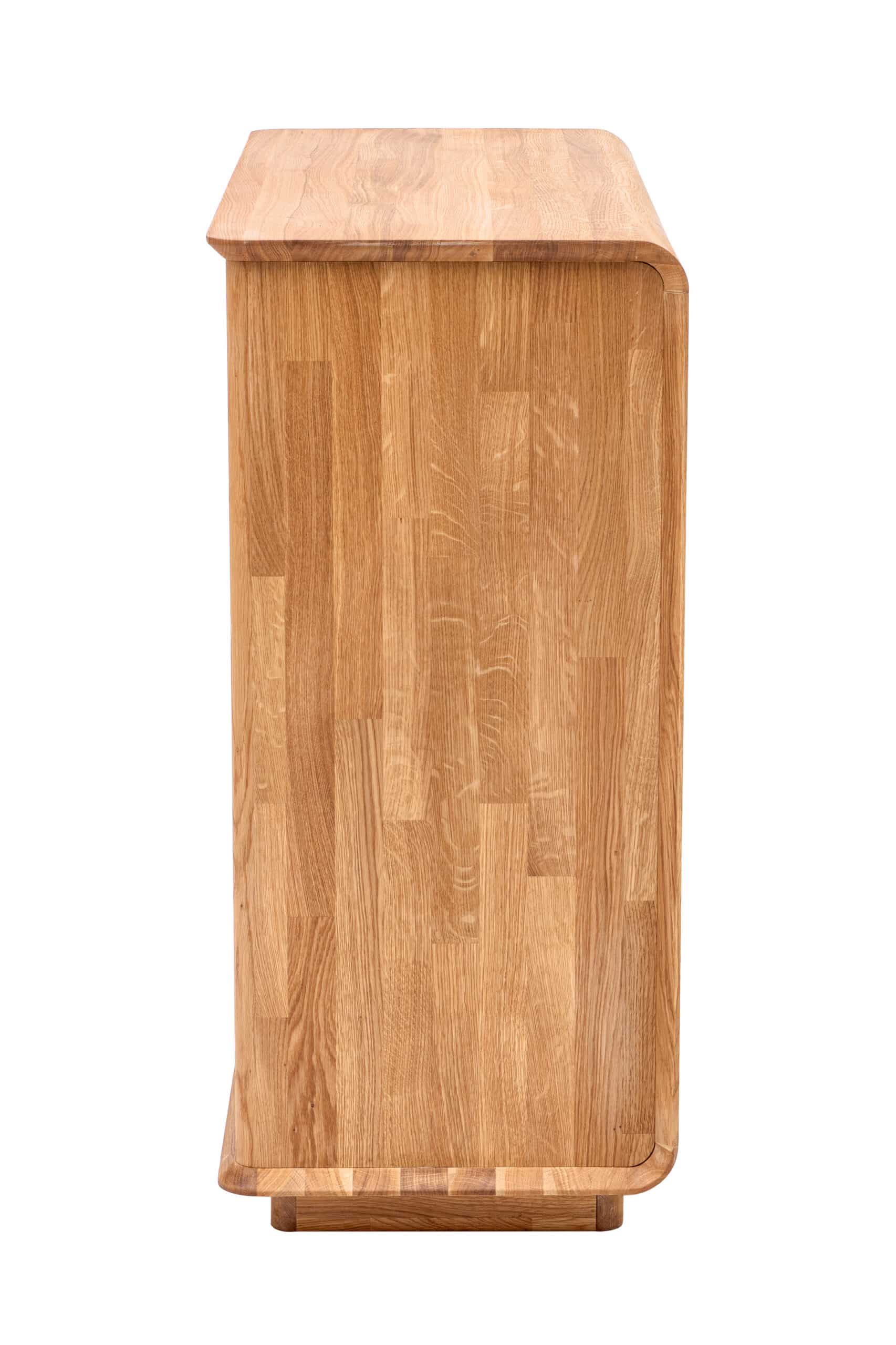 Komoda Celin 3Z z masivního dubového dřeva nabízí nadčasový design a tři prostorné zásuvky se systémem soft close. Přirozená kresba dubu, oblé hrany a minimalistické úchyty z ní dělají elegantní doplněk do každého interiéru.