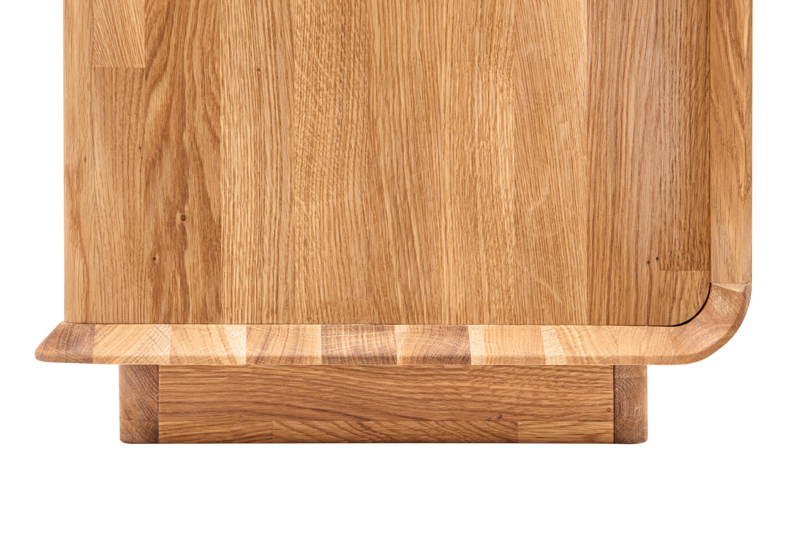 Komoda Celin 3Z z masivního dubového dřeva nabízí nadčasový design a tři prostorné zásuvky se systémem soft close. Přirozená kresba dubu, oblé hrany a minimalistické úchyty z ní dělají elegantní doplněk do každého interiéru.