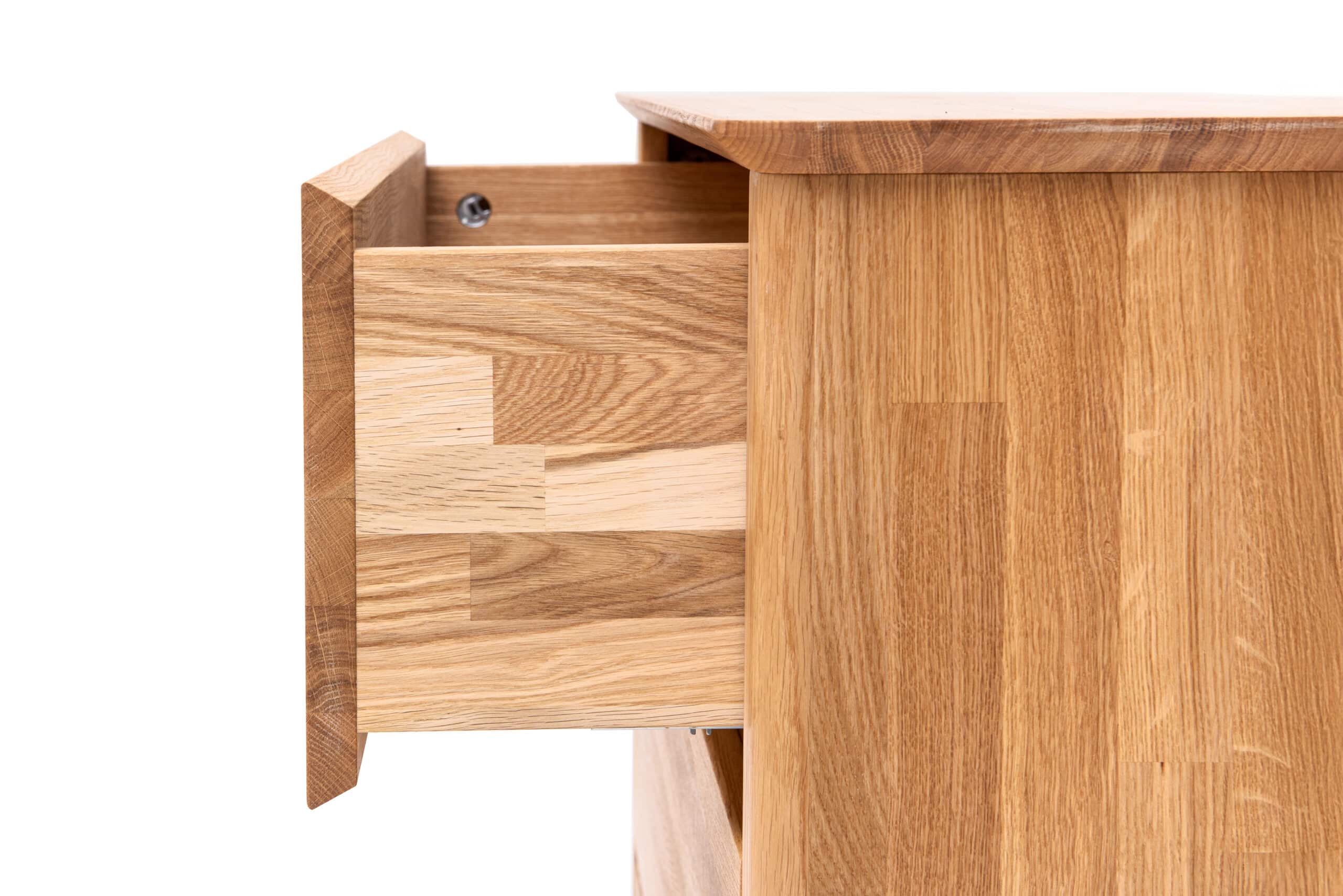 Komoda Celin 3Z z masivního dubového dřeva nabízí nadčasový design a tři prostorné zásuvky se systémem soft close. Přirozená kresba dubu, oblé hrany a minimalistické úchyty z ní dělají elegantní doplněk do každého interiéru.