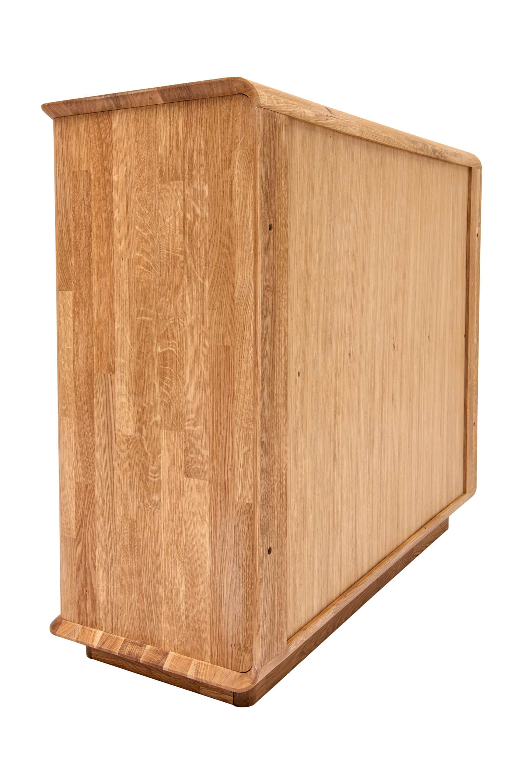 Komoda Celin 3Z z masivního dubového dřeva nabízí nadčasový design a tři prostorné zásuvky se systémem soft close. Přirozená kresba dubu, oblé hrany a minimalistické úchyty z ní dělají elegantní doplněk do každého interiéru.