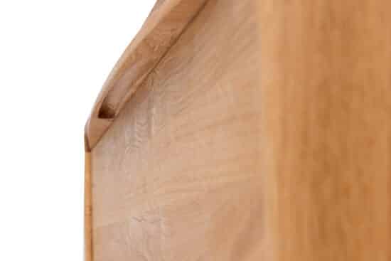 Dubová masivní komoda Bara 4Z spojuje přírodní krásu dubového dřeva s praktickým uspořádáním čtyř zásuvek se systémem soft close. Elegantní design se zaoblenými hranami a kvalitní olejová povrchová úprava zajišťují dlouhou životnost i snadnou údržbu. Stylový a funkční kousek, který zapadne do každého interiéru.