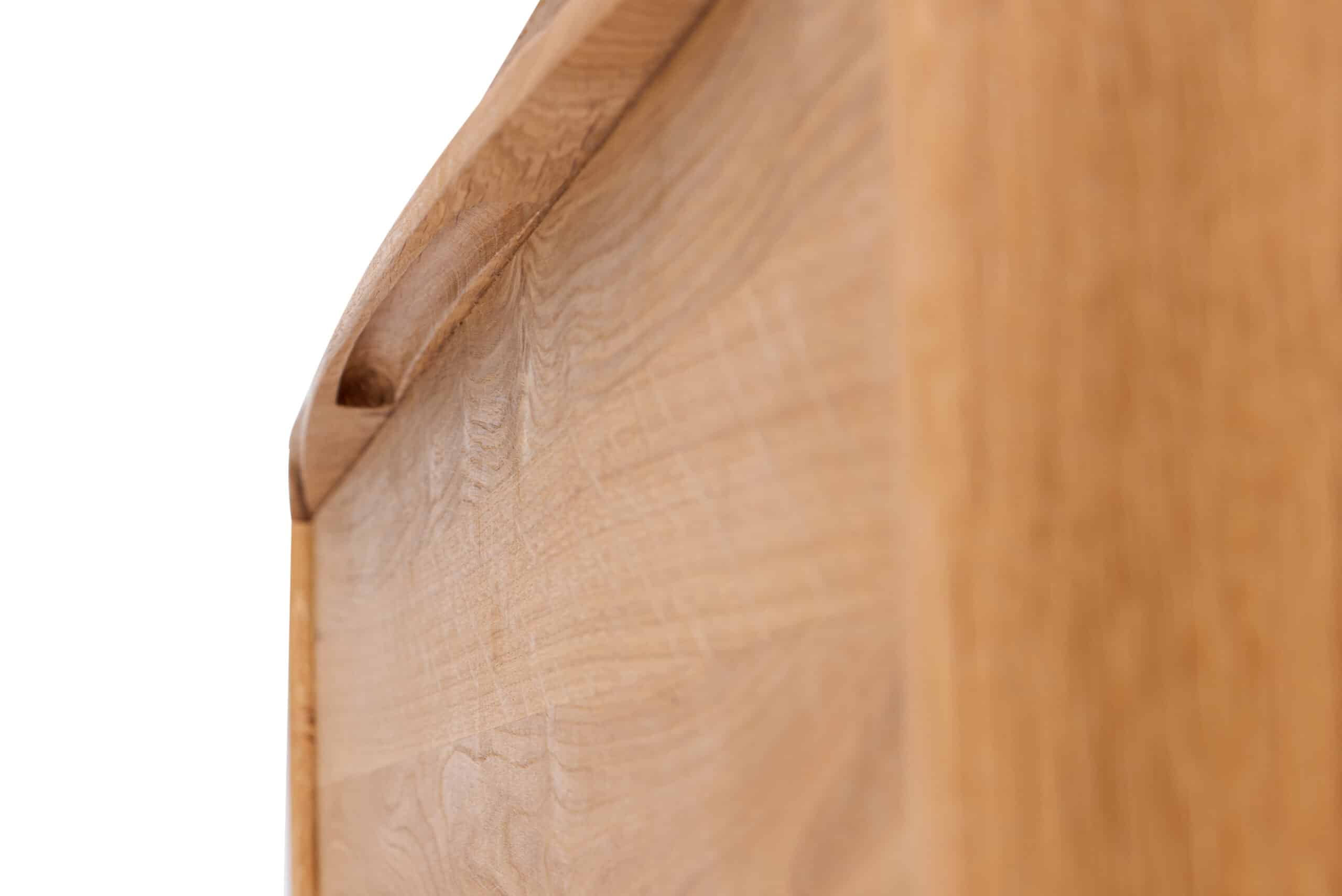 Dubová masivní komoda Bara 4Z spojuje přírodní krásu dubového dřeva s praktickým uspořádáním čtyř zásuvek se systémem soft close. Elegantní design se zaoblenými hranami a kvalitní olejová povrchová úprava zajišťují dlouhou životnost i snadnou údržbu. Stylový a funkční kousek, který zapadne do každého interiéru.