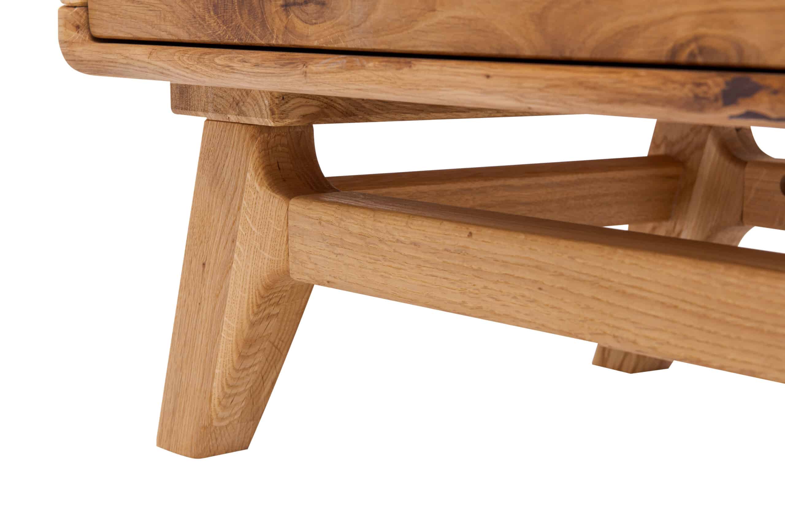 Dubová masivní komoda Bara 4Z spojuje přírodní krásu dubového dřeva s praktickým uspořádáním čtyř zásuvek se systémem soft close. Elegantní design se zaoblenými hranami a kvalitní olejová povrchová úprava zajišťují dlouhou životnost i snadnou údržbu. Stylový a funkční kousek, který zapadne do každého interiéru.