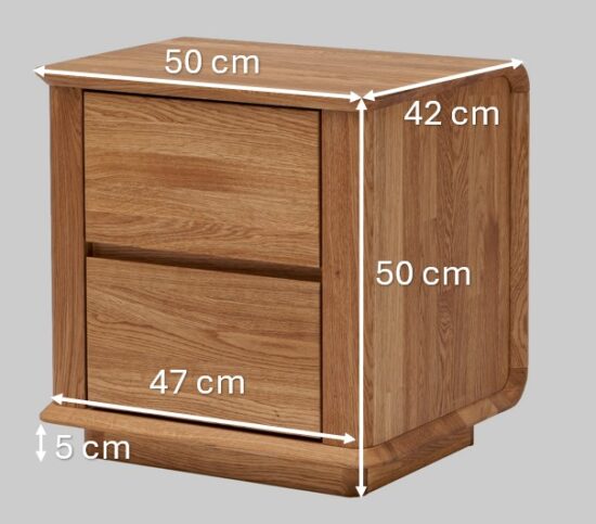 Elegantní noční stolek Celin z masivního dubového dřeva kombinuje nadčasový design s praktickými zásuvkami se systémem soft close. Hladké linie, oblé hrany a přírodní kresba dřeva dodávají každé ložnici teplý a stylový vzhled.