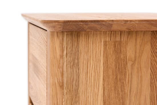 Elegantní noční stolek Celin z masivního dubového dřeva kombinuje nadčasový design s praktickými zásuvkami se systémem soft close. Hladké linie, oblé hrany a přírodní kresba dřeva dodávají každé ložnici teplý a stylový vzhled.