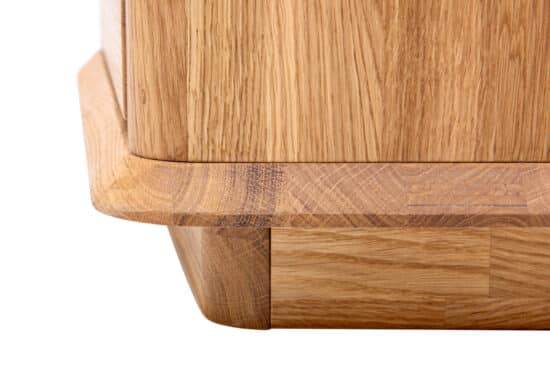 Elegantní noční stolek Celin z masivního dubového dřeva kombinuje nadčasový design s praktickými zásuvkami se systémem soft close. Hladké linie, oblé hrany a přírodní kresba dřeva dodávají každé ložnici teplý a stylový vzhled.