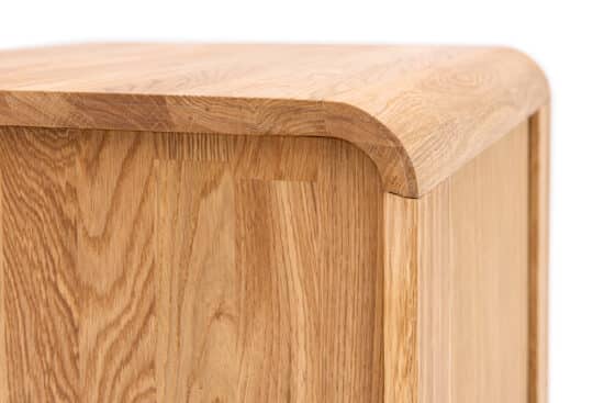 Elegantní noční stolek Celin z masivního dubového dřeva kombinuje nadčasový design s praktickými zásuvkami se systémem soft close. Hladké linie, oblé hrany a přírodní kresba dřeva dodávají každé ložnici teplý a stylový vzhled.
