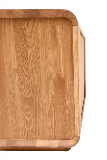 Elegantní noční stolek Celin z masivního dubového dřeva kombinuje nadčasový design s praktickými zásuvkami se systémem soft close. Hladké linie, oblé hrany a přírodní kresba dřeva dodávají každé ložnici teplý a stylový vzhled.