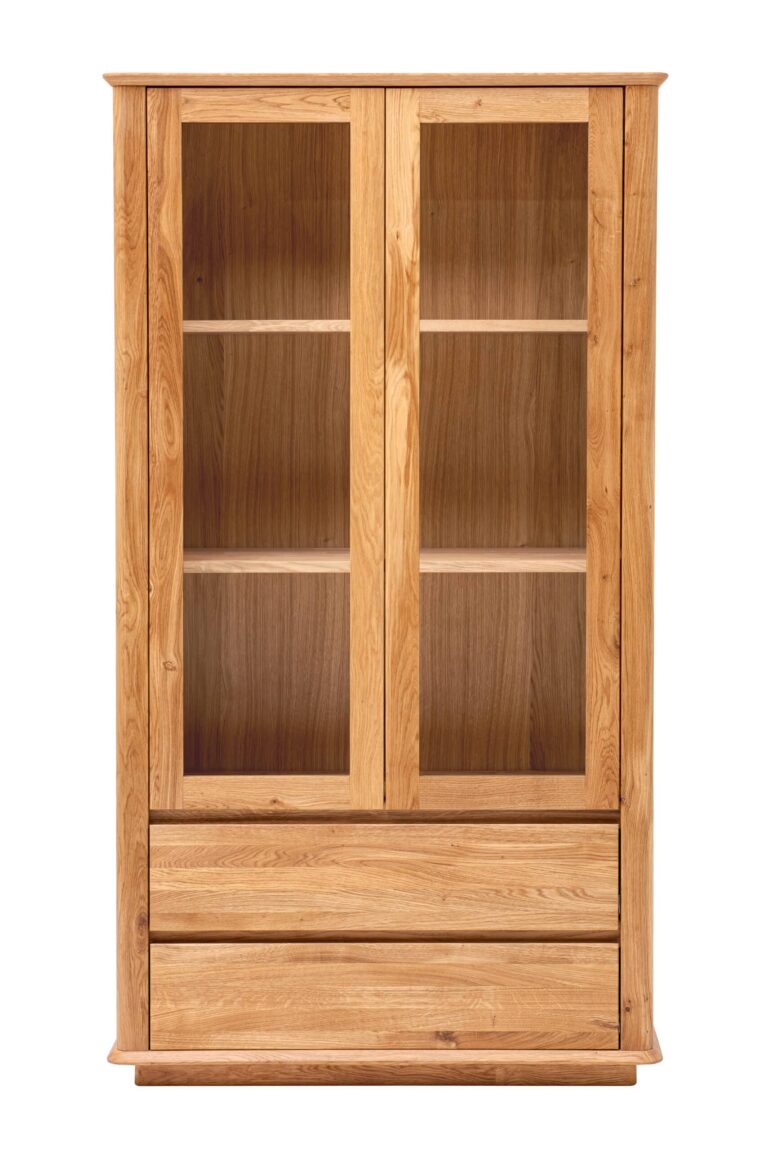 Skříň do obýváku Celin z masivního dubového dřeva spojuje eleganci prosklené vitríny s praktičností úložných zásuvek. Díky čistým liniím, oblinám a přirozené kresbě dřeva působí nadčasově a zútulní každý interiér.