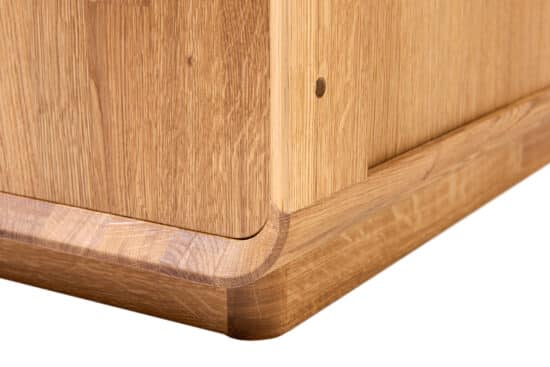 Skříňka pod TV Celin z masivního dubového dřeva kombinuje nadčasový design s praktickým úložným prostorem. Prosklené skříňky s nastavitelnými policemi a zásuvky se soft close dělají z tohoto kusu ideální centrum vašeho obývacího pokoje.