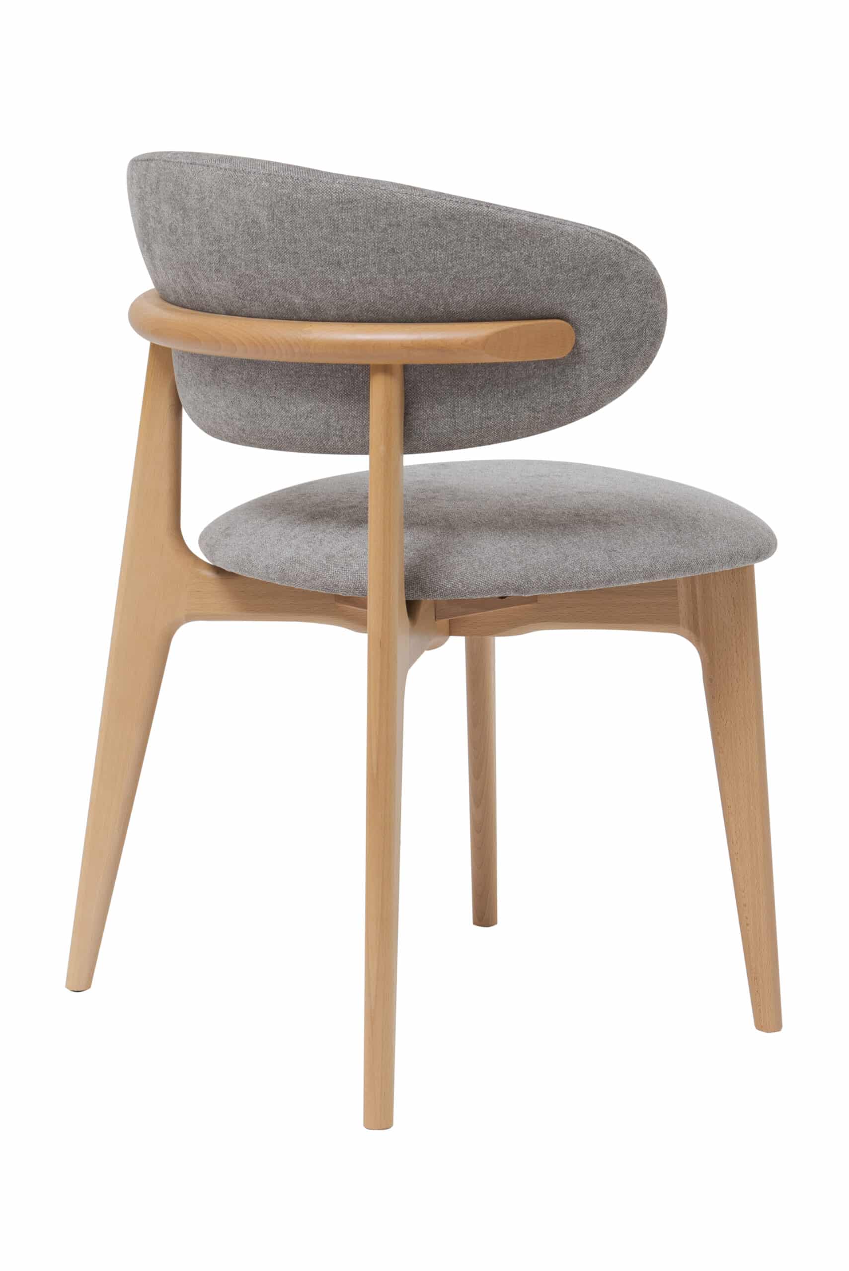 Bukové křesílko Roses šedé vnese do vašeho interiéru eleganci a útulnost, kterou oceníte každý den. Díky nadčasovému designu a pevné konstrukci se stane nejen praktickým místem k odpočinku, ale i stylovým doplňkem vašeho domova.