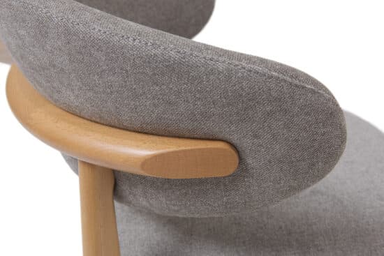 Bukové křesílko Roses šedé vnese do vašeho interiéru eleganci a útulnost, kterou oceníte každý den. Díky nadčasovému designu a pevné konstrukci se stane nejen praktickým místem k odpočinku, ale i stylovým doplňkem vašeho domova.