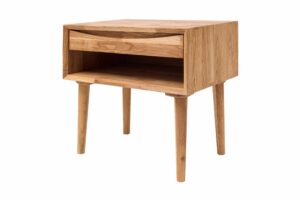 Dřevěný noční stolek Skandi 2 je elegantní kus nábytku vyrobený z masivního dubu, který se vyznačuje čistými liniemi a lehkým skandinávským designem. Díky praktické zásuvce s kovovými pojezdy a otevřené polici nabízí dostatek úložného prostoru pro drobnosti i knihy, zatímco vysoké kónické nohy dodávají stolku vzdušnost a nadčasový vzhled.
