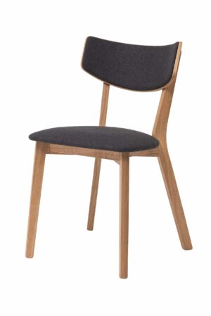 Krzesło do jadalni Rico to stylowy i funkcjonalny dodatek do każdego wnętrza. Czarna tapicerka w połączeniu z litym drewnem dębowym tworzy atrakcyjny kontrast i podkreśla naturalne usłojenie drewna. Ergonomicznie wyprofilowane oparcie i wygodnie wyściełane siedzisko zapewniają komfort nawet podczas dłuższego siedzenia.