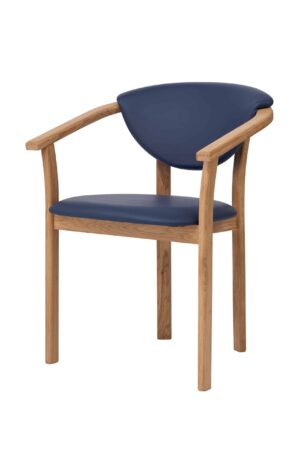 Drewniane krzesło z podłokietnikami Alexis to idealny towarzysz do relaksującego wypoczynku i doskonały wybór dla wszystkich szukających połączenia eleganckiego designu, wysokiego komfortu i jakości wykonania.