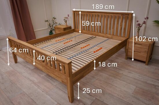Elegantní masivní dubová postel Elizabeth spojuje nadčasový design, pevnou konstrukci a přírodní krásu dubového dřeva. Díky preciznímu zpracování a možnosti volby matrace i roštu si vytvoříte ideální místo pro zdravý a pohodlný spánek.