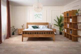 Elegantní masivní dubová postel Elizabeth spojuje nadčasový design, pevnou konstrukci a přírodní krásu dubového dřeva. Díky preciznímu zpracování a možnosti volby matrace i roštu si vytvoříte ideální místo pro zdravý a pohodlný spánek.