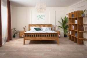 Elegantní masivní dubová postel Elizabeth spojuje nadčasový design, pevnou konstrukci a přírodní krásu dubového dřeva. Díky preciznímu zpracování a možnosti volby matrace i roštu si vytvoříte ideální místo pro zdravý a pohodlný spánek.