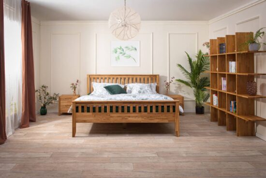 Elegantní masivní dubová postel Elizabeth spojuje nadčasový design, pevnou konstrukci a přírodní krásu dubového dřeva. Díky preciznímu zpracování a možnosti volby matrace i roštu si vytvoříte ideální místo pro zdravý a pohodlný spánek.