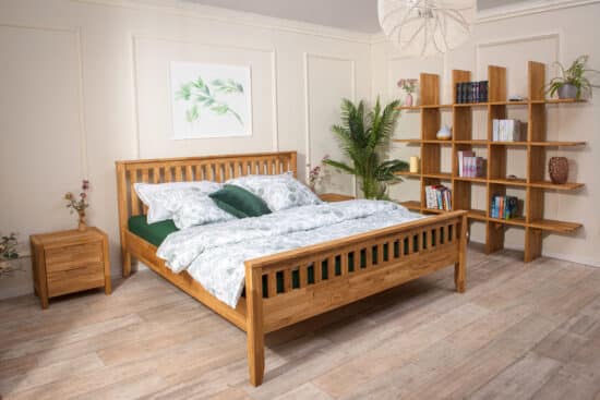 Elegantní masivní dubová postel Elizabeth spojuje nadčasový design, pevnou konstrukci a přírodní krásu dubového dřeva. Díky preciznímu zpracování a možnosti volby matrace i roštu si vytvoříte ideální místo pro zdravý a pohodlný spánek.
