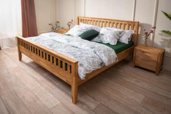 Elegantní masivní dubová postel Elizabeth spojuje nadčasový design, pevnou konstrukci a přírodní krásu dubového dřeva. Díky preciznímu zpracování a možnosti volby matrace i roštu si vytvoříte ideální místo pro zdravý a pohodlný spánek.