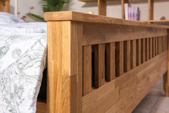 Elegantní masivní dubová postel Elizabeth spojuje nadčasový design, pevnou konstrukci a přírodní krásu dubového dřeva. Díky preciznímu zpracování a možnosti volby matrace i roštu si vytvoříte ideální místo pro zdravý a pohodlný spánek.