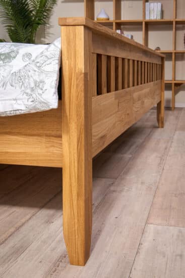 Elegantní masivní dubová postel Elizabeth spojuje nadčasový design, pevnou konstrukci a přírodní krásu dubového dřeva. Díky preciznímu zpracování a možnosti volby matrace i roštu si vytvoříte ideální místo pro zdravý a pohodlný spánek.