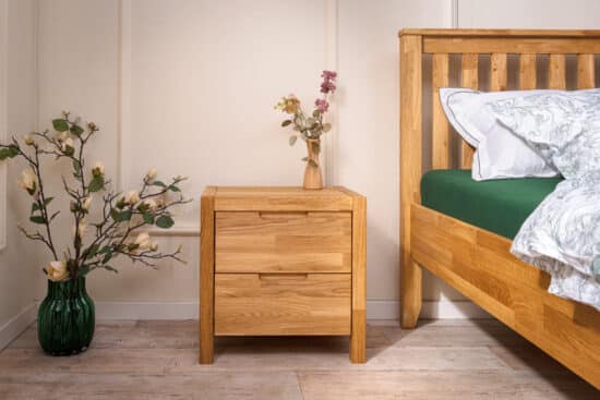 Elegantní masivní dubová postel Elizabeth spojuje nadčasový design, pevnou konstrukci a přírodní krásu dubového dřeva. Díky preciznímu zpracování a možnosti volby matrace i roštu si vytvoříte ideální místo pro zdravý a pohodlný spánek.