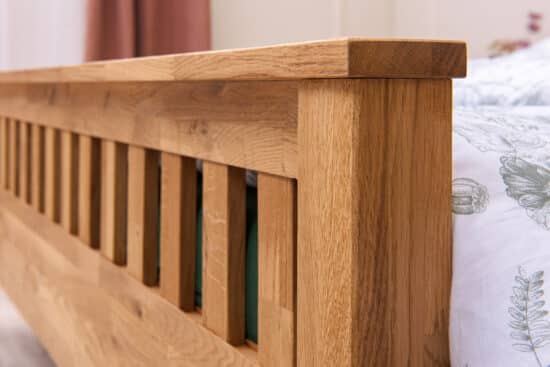 Elegantní masivní dubová postel Elizabeth spojuje nadčasový design, pevnou konstrukci a přírodní krásu dubového dřeva. Díky preciznímu zpracování a možnosti volby matrace i roštu si vytvoříte ideální místo pro zdravý a pohodlný spánek.
