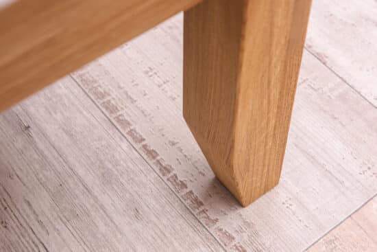 Elegantní masivní dubová postel Elizabeth spojuje nadčasový design, pevnou konstrukci a přírodní krásu dubového dřeva. Díky preciznímu zpracování a možnosti volby matrace i roštu si vytvoříte ideální místo pro zdravý a pohodlný spánek.
