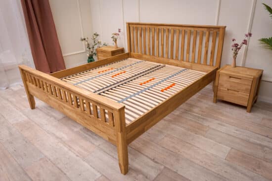 Elegantní masivní dubová postel Elizabeth spojuje nadčasový design, pevnou konstrukci a přírodní krásu dubového dřeva. Díky preciznímu zpracování a možnosti volby matrace i roštu si vytvoříte ideální místo pro zdravý a pohodlný spánek.
