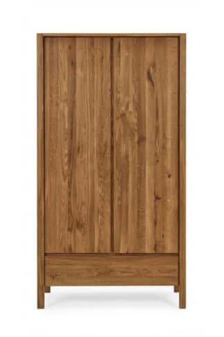 Dębowa szafa Sofi z masywnego olejowanego dębu oferuje elegancki wygląd i praktyczny podział. Ponadczasowy design podkreśla naturalne usłojenie drewna i idealnie komponuje się z innymi elementami kolekcji Sofi. Idealny wybór dla tych, którzy szukają jakościowego, trwałego i pięknego mebla.
