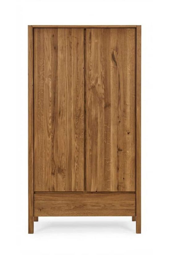 Dębowa szafa Sofi z masywnego olejowanego dębu oferuje elegancki wygląd i praktyczny podział. Ponadczasowy design podkreśla naturalne usłojenie drewna i idealnie komponuje się z innymi elementami kolekcji Sofi. Idealny wybór dla tych, którzy szukają jakościowego, trwałego i pięknego mebla.
