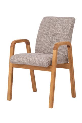 Dębowe krzesło Orion brązowe łączy lity dąb z eleganckim brązowym obiciem, które wygląda ciepło i naturalnie. Ergonomiczny kształt siedziska i oparcia wraz z solidną konstrukcją zapewniają komfort i stabilność podczas codziennego użytkowania. Ponadczasowy design doskonale uzupełni zarówno nowoczesne, jak i klasyczne wnętrza.