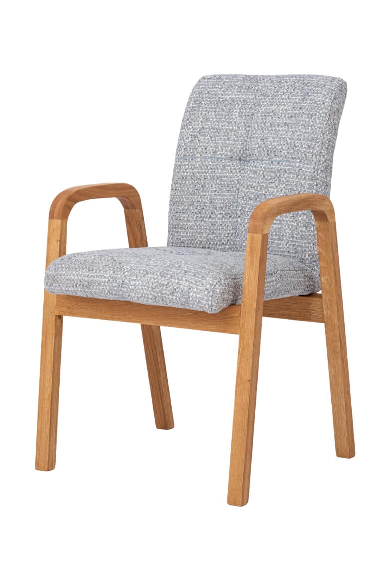 Krzesło dębowe Orion niebieskie łączy wytrzymałość masywnego dębu z eleganckim niebieskim tapicerowaniem i tworzy stylowy element do każdego wnętrza. Oferuje wysoki komfort siedzenia, ponadczasowy design i precyzyjne wykonanie do codziennego użytkowania. Idealny wybór do jadalni, gabinetu i przestrzeni reprezentacyjnych.