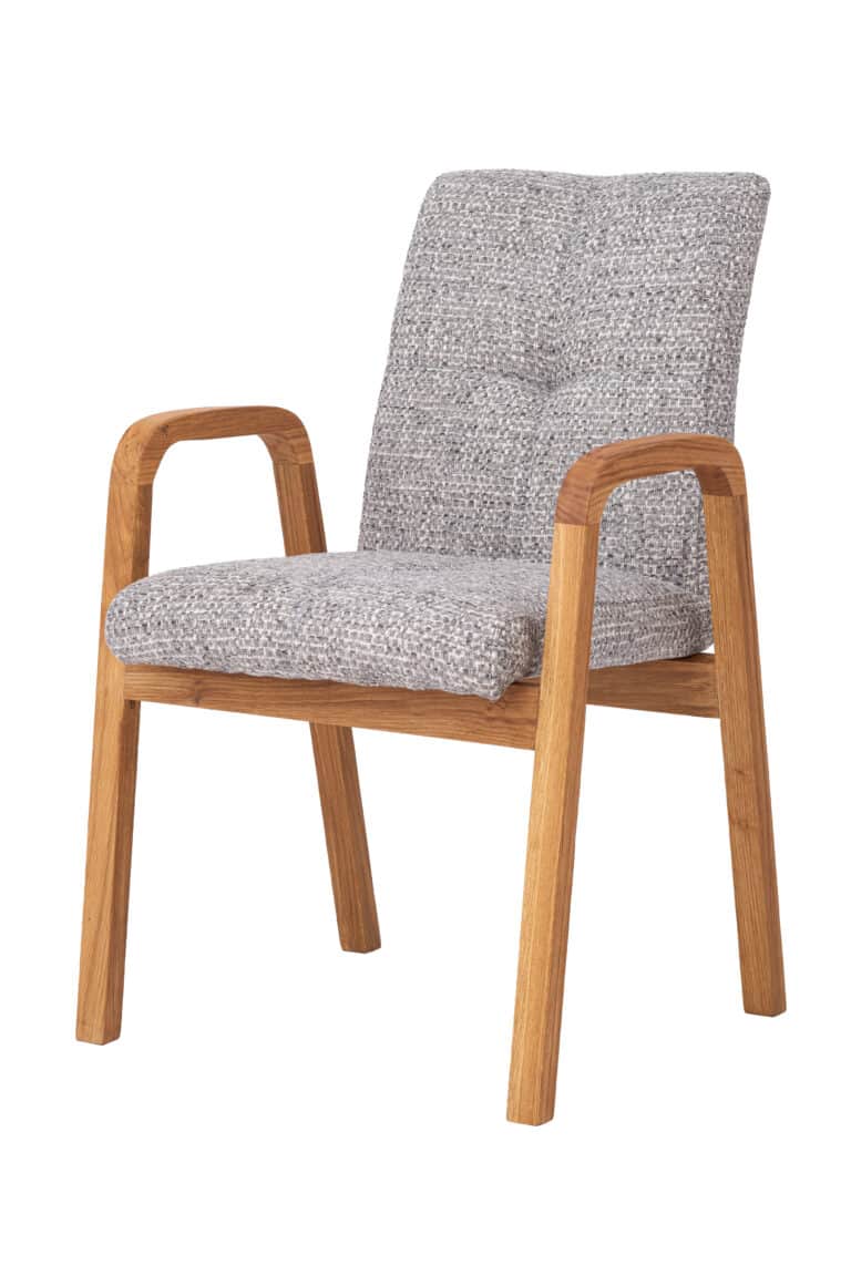 Dębowe krzesło Orion w szarym wykończeniu łączy solidność litego dębu z eleganckim obiciem, które nadaje wnętrzu przyjemną i naturalną atmosferę. Przemyślanie ukształtowane siedzisko i oparcie wraz ze stabilną konstrukcją zapewniają wysoki komfort i pewność podczas codziennego siedzenia. Dzięki swojemu ponadczasowemu wyglądowi krzesło Orion harmonijnie wkomponuje się zarówno w nowoczesne, jak i tradycyjnie urządzone przestrzenie