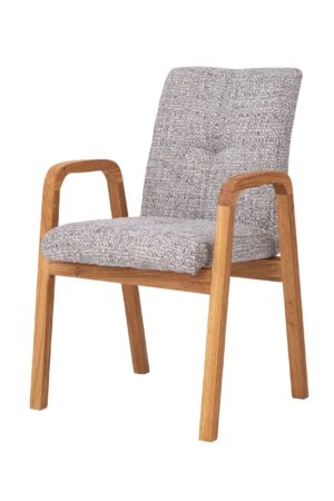 Dębowe krzesło Orion w szarym wykończeniu łączy solidność litego dębu z eleganckim obiciem, które nadaje wnętrzu przyjemną i naturalną atmosferę. Przemyślanie ukształtowane siedzisko i oparcie wraz ze stabilną konstrukcją zapewniają wysoki komfort i pewność podczas codziennego siedzenia. Dzięki swojemu ponadczasowemu wyglądowi krzesło Orion harmonijnie wkomponuje się zarówno w nowoczesne, jak i tradycyjnie urządzone przestrzenie