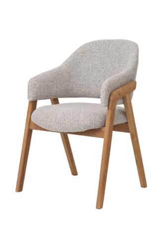 Fotel Clara łączy wysokiej jakości lity dąb z wyraźnie strukturyzowanym tekstylnym obiciem w odcieniach jasnej szarości, uzupełnionym delikatną antracytową nicią. Tkana tekstura z subtelnymi tonami tworzy elegancką i uspokajającą atmosferę. Zapewnij sobie komfortowe i stylowe siedzenie, które przemieni każdą przestrzeń w miejsce, do którego będziesz chętnie wracać.