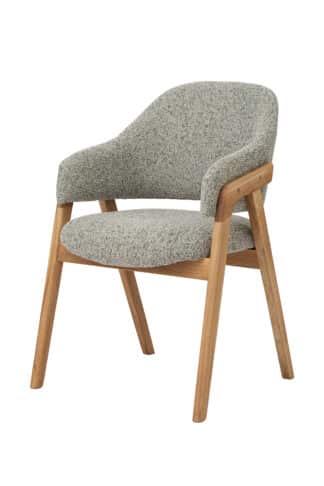 Fotel Clara łączy solidny dębowy masyw z unikalnym obiciem tekstylnym inspirowanym naturą. Delikatne zielone akcenty w połączeniu z beżowymi odcieniami tworzą ciepłą i spokojną atmosferę. Pozwól sobie na stylowy komfort, który przemieni każdą przestrzeń w miejsce, do którego będziesz chętnie wracać.