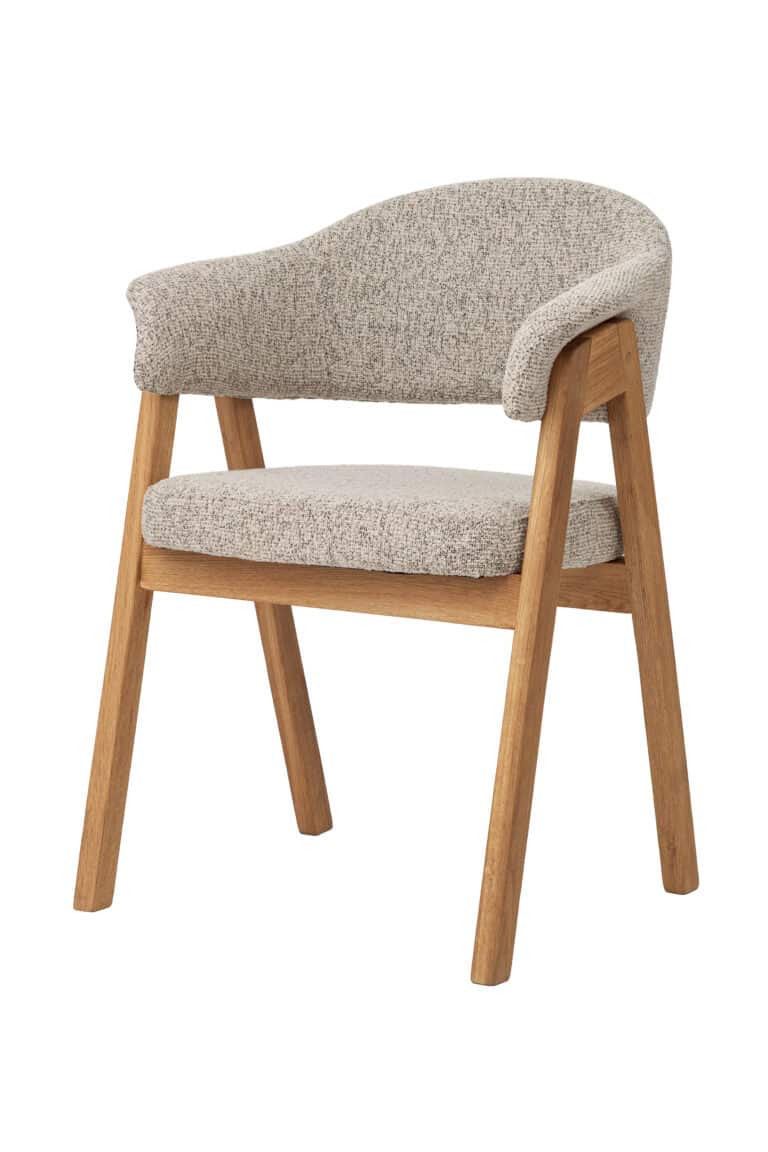 Dębowy fotel Mona zachwyca nie tylko wyglądem, ale i funkcjonalnością. To praktyczny mebel, który znajdzie zastosowanie w jadalni, gabinecie, a także jako samodzielny element designerski w salonie.