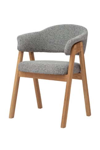 Dębowy fotel Mona zachwyca nie tylko swoim ponadczasowym designem, ale także przemyślaną funkcjonalnością i wysokim komfortem siedzenia. Dzięki solidnemu dębowemu masywowi i ergonomicznemu kształtowaniu oferuje stabilne i wygodne oparcie do codziennego użytkowania. Jego uniwersalny wygląd umożliwia szerokie zastosowanie. Fotel Mona w naturalny sposób łączy estetykę z praktycznością i staje się funkcjonalnym i dekoracyjnym elementem wnętrza.