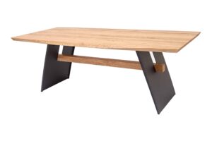 Drewniany stół Oskar z litego dębu zachwyca wyraźnym usłojeniem drewna i oryginalnie ukształtowanym blatem, który podkreśla jego naturalny wygląd. Stabilne metalowe podstawy nadają stołowi nowoczesny industrialny charakter i solidność. Powierzchnia wykończona olejowoskiem chroni drewno, pozwalając jednocześnie wydobyć jego naturalne piękno.